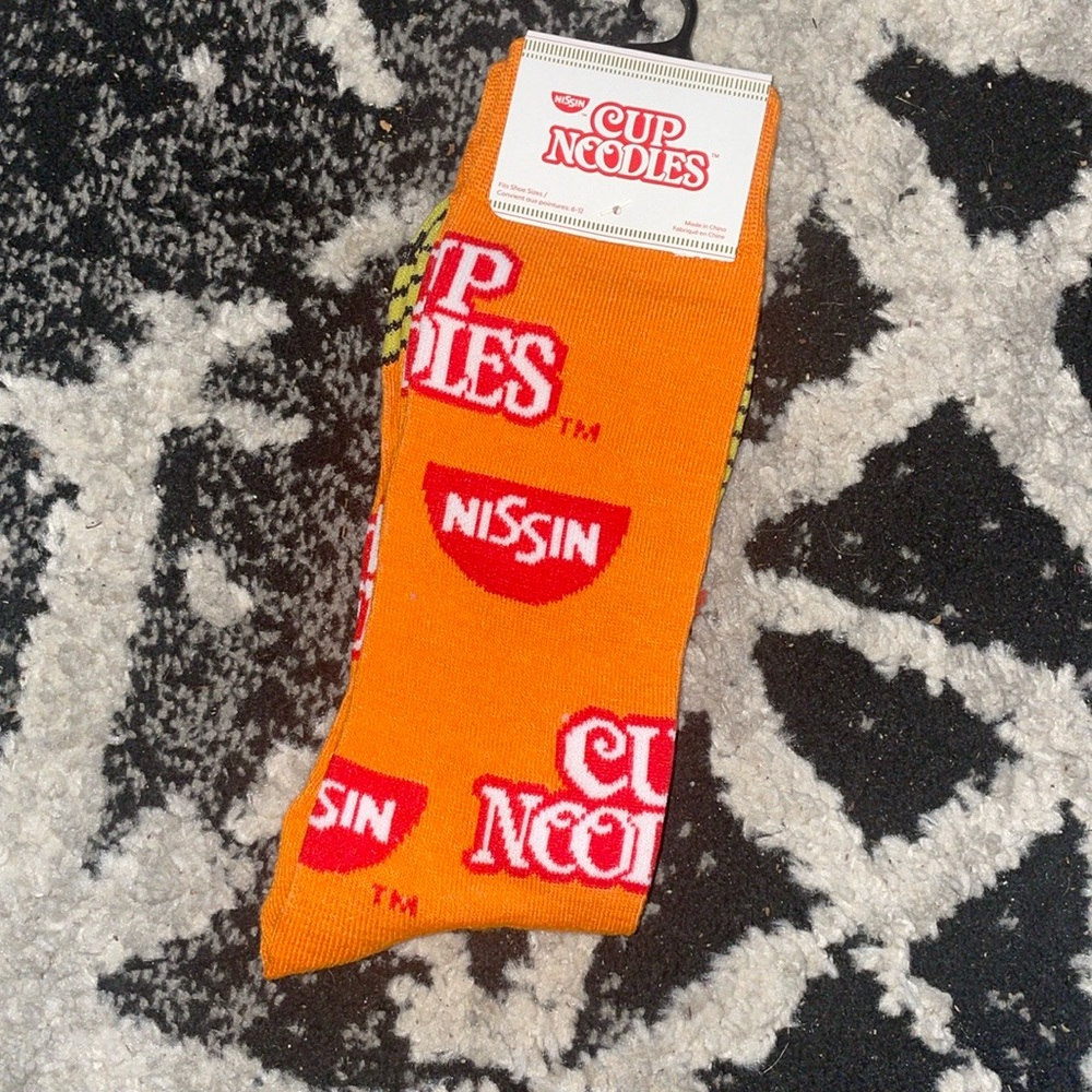 •NISSIN•BNWT ORANGE "CUP NOODLES" LOGO UNISEX NOVELTY CREW SOCKS SIZE 6-12
